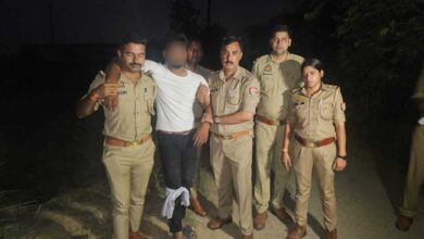 Photo of मुठभेड़ में दो लुटेरे गिरफ्तार, गोली लगने से घायल