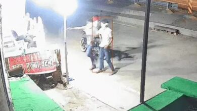 Photo of अचार की दुकान बंद कर रहे दो भाइयों पर बदमाशों की फायरिंग, एक घायल