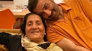 Photo of मदर्स डे पर भावुक हुए सनी देओल और अनुपम खेर, ‘बिना कुछ मांगे, मां ने सब कुछ दिया’