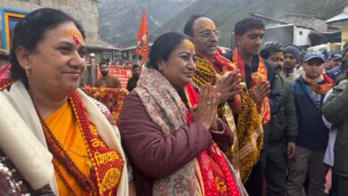 Photo of दिल्ली की मुख्यमंत्री रेखा गुप्ता परिवार के साथ पहुंचीं केदारनाथ धाम, पूजा-अर्चना कर की खुशहाली की कामना