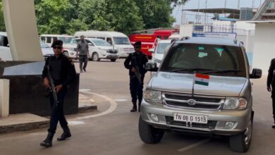 Photo of अस्पताल में भर्ती पत्नी को देखने कोयंबटूर पहुंचे केंद्रीय रक्षा मंत्री