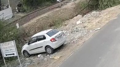 Photo of मानसिक तनाव से जूझ रहे डॉक्टर ने ट्रेन के आगे कूद जान दी, सीसीटीवी में कैद हुई घटना
