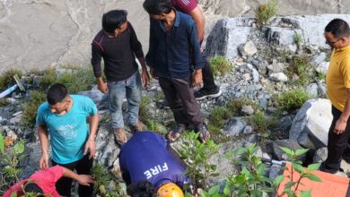 Photo of उत्तराखंड : अलकनंदा में गिरा टेंपो ट्रैवलर, दो की मौत, कई लापता