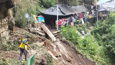 Photo of यमुनोत्री पैदल मार्ग पर भूस्खलन में दो की मौत, दो लापता लोगों की तलाश में रेस्क्यू जारी