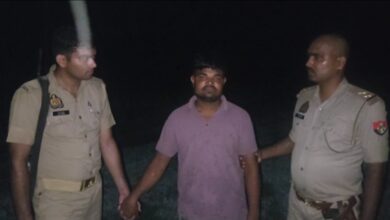 Photo of पुलिस मुठभेड़ में दो लुटेरे गिरफ्तार, एक के पैर में लगी गोली