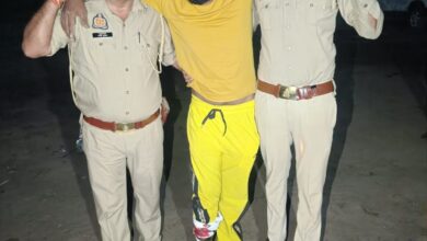 Photo of ग्रोसरी कारोबारी से तमंचों के बल पर लाखों की लूट करने वाले तीन बदमाश गिरफ्तार, दो पुलिस की गोली से लंगड़े