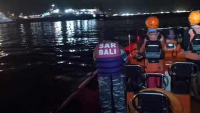 Photo of इंडोनेशिया में बाली के पास नौका डूबी, तीन की मौत, 58 लापता