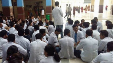 Photo of नेपाल में डॉक्टरों की राष्ट्रव्यापी हड़ताल के कारण चिकित्सा सेवाएं बाधित