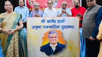 Photo of ज्ञानेंद्र शर्मा उत्कृष्ट पत्रकारिता सम्मान से नवाजे गए नवीन जोशी