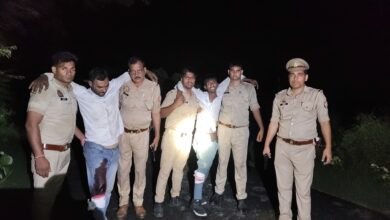 Photo of सर्राफा कारोबारी से लूट करने वाले दो बदमाश मुठभेड़ में दबोचे, गोली लगने से घायल, सिपाही भी जख्मी