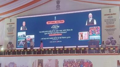 Photo of प्रधानमंत्री मोदी पहुंचे दरभंगा एयरपोर्ट, हेलिकॉप्टर से मोतिहारी रवाना, नीतीश ने जताया आभार