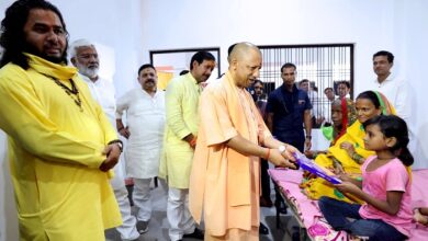 Photo of मुख्यमंत्री ने बाढ़ पीड़ितों को वितरित की राहत सामग्री