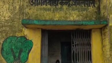 Photo of अंबिकापुर : मैनपाट की प्राइमरी स्कूल भवन जर्जर, बरसात में उखड़ रहे छत के प्लास्टर