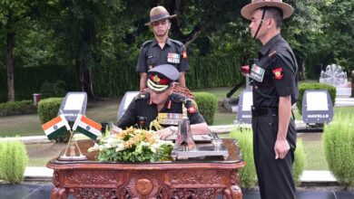 Photo of लेफ्टिनेंट जनरल अनिंद्य सेनगुप्ता ने लखनऊ छावनी स्थित मध्य कमान युद्ध स्मारक ‘स्मृतिका’ पर कारगिल युद्ध के नायकों को श्रद्धांजलि अर्पित की 