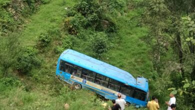 Photo of हिमाचल प्रदेश के मंडी में एचआरटीसी बस खेतों में गिरी, एक की मौत, कई घायल