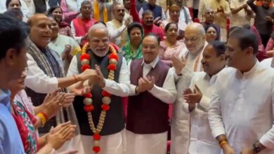 Photo of एनडीए बैठक में ‘हर हर महादेव’ के नारों के बीच पीएम मोदी का भव्य स्वागत, ऑपरेशन सिंदूर की सफलता पर सम्मानित