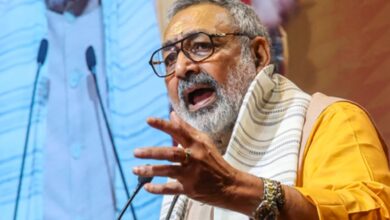 Photo of एनसीईआरटी बुक विवाद: गिरिराज का कांग्रेस पर तंज, ‘ जेब में नकली संविधान की कॉपी लेकर चलते हैं ये’