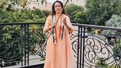 Photo of हेमा मालिनी का देशभक्ति भरा अंदाज, ‘वंदे मातरम्’ की गूंज के साथ लहराया तिरंगा