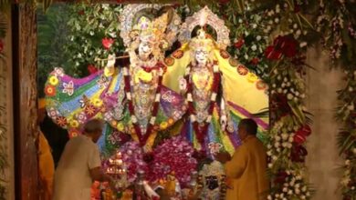 Photo of नंद के घर ‘आनंद’ बन आए कान्हा, कृष्ण मंदिरों में उमड़ा आस्था का जनसैलाब