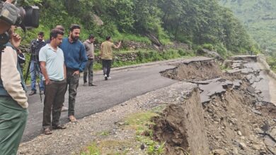 Photo of उत्तराखंडः गंगोत्री हाईवे तीन स्थानों पर वॉश आउट, धराली रेस्क्यू अभियान के लिए जा रही टीमें रास्ते में फंसी
