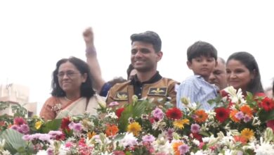 Photo of लखनऊ पहुंचे अंतरिक्ष यात्री शुभांशु शुक्ला, लोगों ने स्वागत में बरसाए फूल