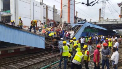 Photo of कट‍क रेलवे स्टेशन पर निर्माणाधीन छत गिरने से मचा हड़कंप, ट्रेन सेवाएं प्रभावित