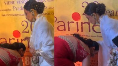 Photo of 46 साल की इस एक्ट्रेस ने छुए रेखा के पैर, देखकर इंप्रेस हुए फैंस, कर रहे संस्कारों की तारीफ