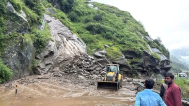 Photo of उत्तराखंड में भारी बारिश ने बढ़ाई मुश्किलें : कई जिलों में स्कूल बंद, चारधाम यात्रा भी स्थगित