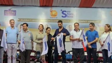 Photo of मुंबई : गणेश विसर्जन के बाद जुहू बीच पर चलाया गया सफाई अभियान, अमृता फडणवीस ने दिया स्वच्छता का संदेश