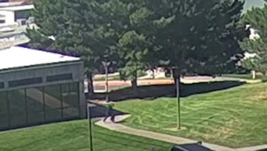 Photo of चार्ली किर्क हत्याकांड: कॉलेज की छत से कूदकर भागता दिखा हमलावर