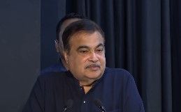 Photo of वर्ल्ड पैरा एथलेटिक्स चैंपियनशिप में पहला स्वर्ण जीतने पर गडकरी ने शैलेश कुमार को दी बधाई