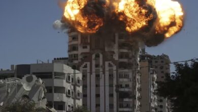 Photo of इजराइल का गाजा शहर पर हवाई हमला, कई इमारतों में विस्फोट के बाद आग लगी
