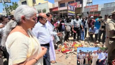 Photo of केंद्रीय वित्त मंत्री निर्मला सीतारमण ने करूर में भगदड़ वाले इलाके का किया दौरा
