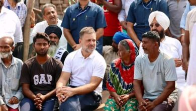 Photo of राहुल गांधी ने पंजाब में बाढ़ क्षेत्रों का किया दौरा, प्रभावित किसानों से की मुलाकात