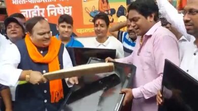 Photo of भारत-पाकिस्तान मैच पर बवाल: मुंबई में शिवसेना यूबीटी का टीवी तोड़कर विरोध