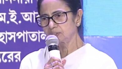 Photo of दुर्गापुर गैंगरेप मामले में ममता का अजीबाेगरीब बयान, कहा-दूसरे राज्यों से आई लड़कियों को देर रात बाहर नहीं जाना चाहिए