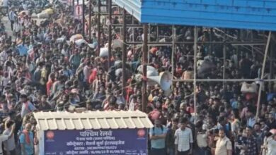 Photo of गुजरात के सूरत के उधना रेलवे स्टेशन पर यात्रियों की 3 किमी लंबी लाइन, मोदी से मदद की अपील