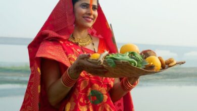 Photo of छठ पर्व पर महिलाएं आखिर क्यों नाक से लेकर मांग तक भरती है सिंदूर