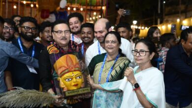 Photo of पश्चिम बंगाल के दुर्गा पंडाल में टीएमसी विधायक ने गाया मदीना-काबा का गीत, भाजपा ने साधा निशाना