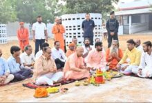 Photo of गोरखनाथ मंदिर की गोशाला में मुख्यमंत्री ने की गोवर्धन पूजा