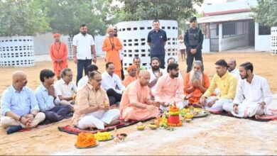 Photo of गोरखनाथ मंदिर की गोशाला में मुख्यमंत्री ने की गोवर्धन पूजा