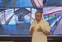 Photo of त्योहारों पर भीड़ नियंत्रण के लिए 76 रेलवे स्टेशनों पर बनेंगे होल्डिंग एरियाः रेल मंत्री