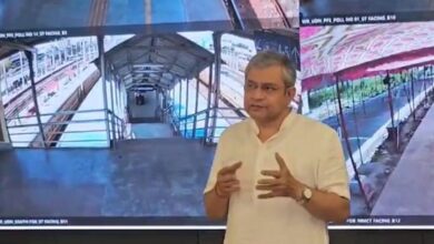 Photo of त्योहारों पर भीड़ नियंत्रण के लिए 76 रेलवे स्टेशनों पर बनेंगे होल्डिंग एरियाः रेल मंत्री