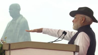 Photo of प्रधानमंत्री मोदी ने केवड़िया में लौहपुरुष पटेल की प्रतिमा पर पुष्पांजलि अर्पित की, लोगों को एकता की शपथ दिलाई