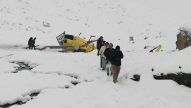 Photo of नेपाल में एवरेस्ट बेस कैंप के पास हेलीकॉप्टर दुर्घटनाग्रस्त, पायलट सुरक्षित