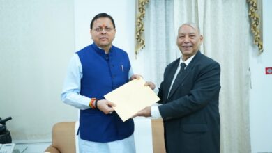 Photo of प्रतियोगी परीक्षा संबंधी जांच आयोग ने मुख्यमंत्री धामी को सौंपी अंतरिम रिपोर्ट