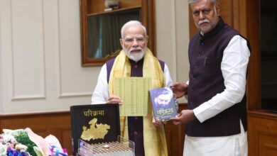 Photo of मध्य प्रदेश के मंत्री प्रह्लाद पटेल ने की प्रधानमंत्री मोदी से मुलाकात, भेंट की अपनी पुस्तक
