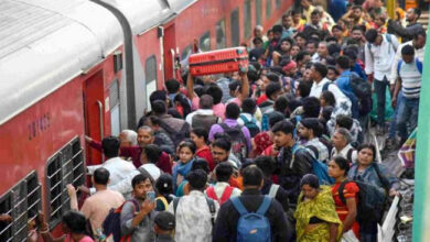 Photo of महाराष्ट्र के नासिक में कर्मभूमि एक्सप्रेस से गिरकर दो की मौत, एक घायल