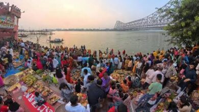 Photo of अस्ताचल गामी सूर्य को अर्घ्य देने के लिए घाटों पर उमड़े लाखों श्रद्धालु, सीएम ममता भी पहुंची
