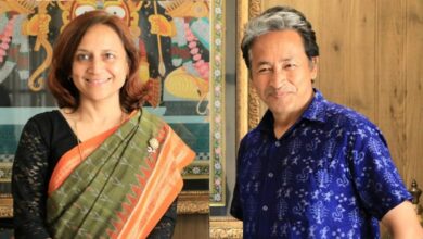 Photo of जोधपुर जेल में बंद सोनम वांगचुक से मिलीं पत्नी गीतांजलि, डिटेंशन ऑर्डर हासिल किया